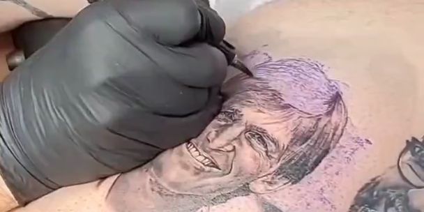 (Video) Kenny Dalglish’s face amazingly recreated in tattoo form on one Liverpool supporter’s leg