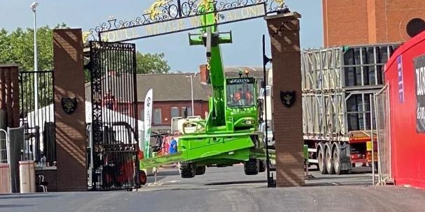 (Image) Accident at Anfield sees Bill Shankly gates damaged and brickwork displaced by contractor’s truck