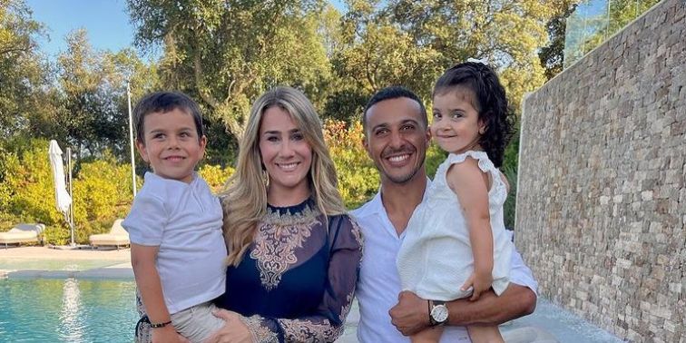 (Image) Thiago Alcantara poses for family picture in the final days of his break from football