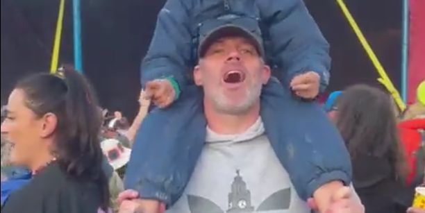 (Video) Jamie Carragher loving Jamie Webster’s music in Glastonbury as the Scouser dances and signs at the festival