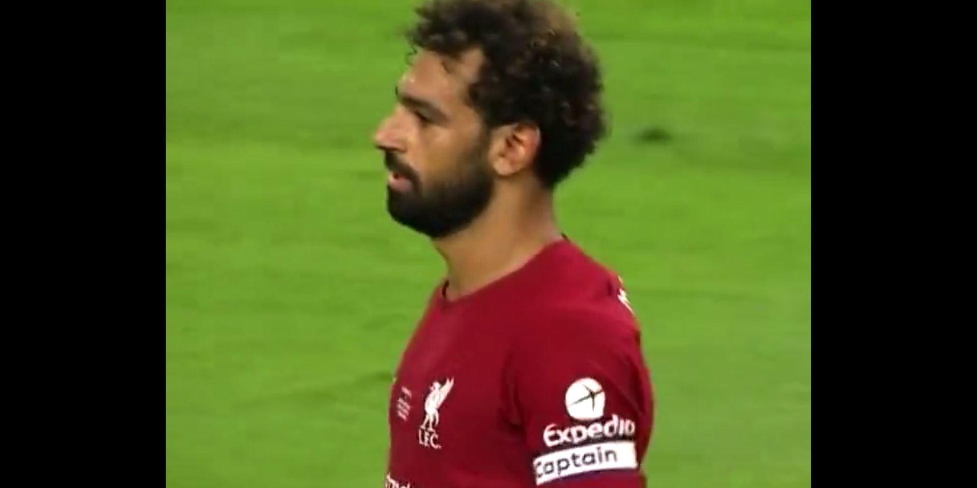 Stun Draak ik luister naar muziek Salah handed the captain's armband as he leads a young group of Reds