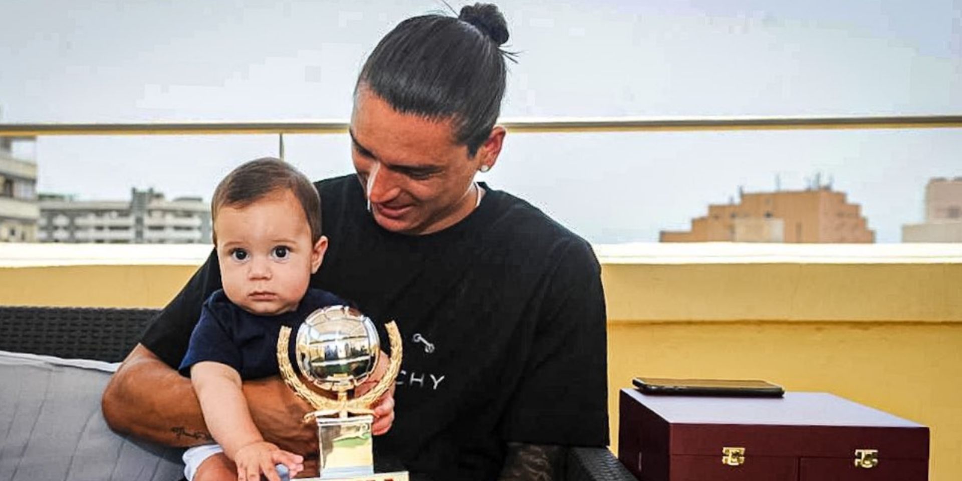 (Images) Darwin Nunez poses with the trophy and his son, as he’s handed silverware for being top scorer in Portugal