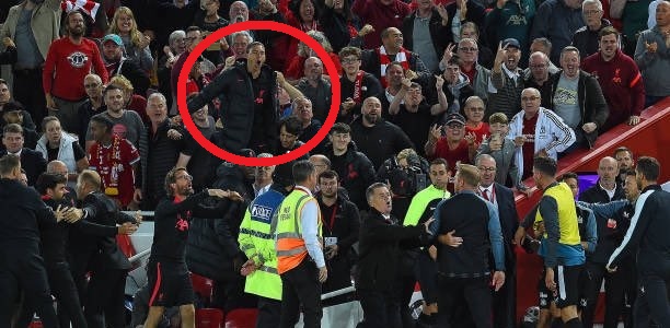 Photo) Nunez seen antagonising Newcastle bench after projectiles thrown