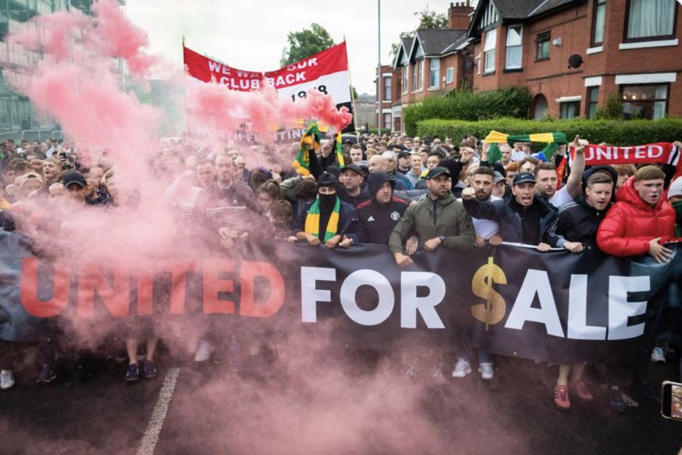 Editor’s Column: ‘The S*n was right, you’re murderers’ sang multiple times during protest against the Glazers – Sorry, what?