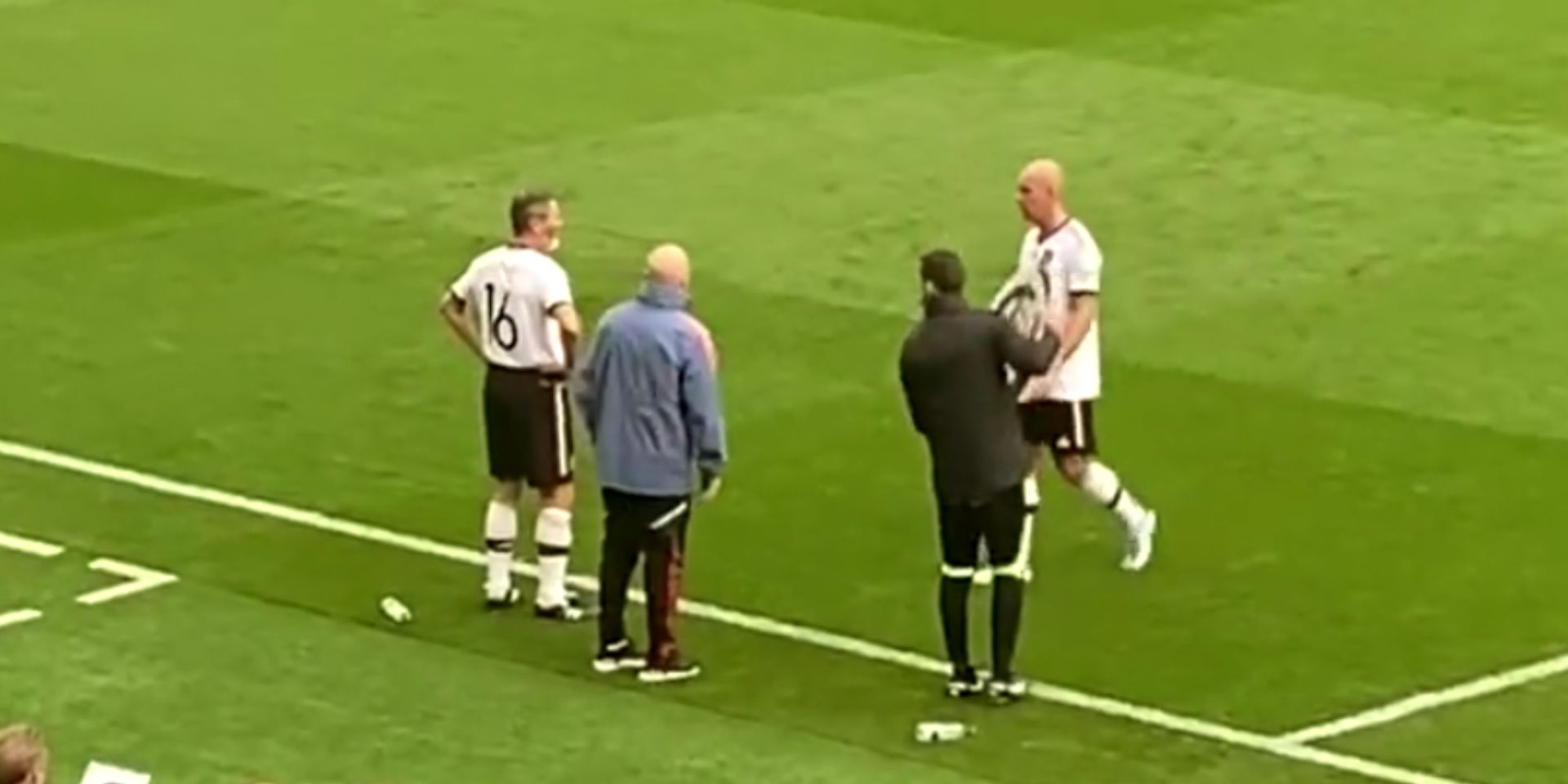 (Video) Roy Keane given an expectedly hostile Anfield welcome in Legends game