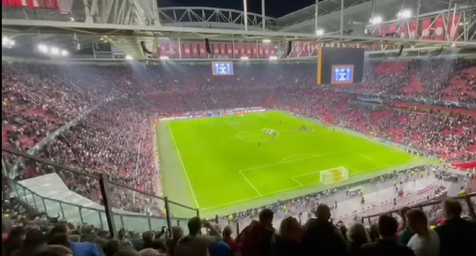 (Video) Fabio Carvalho’s first fan chant debuts during Ajax win