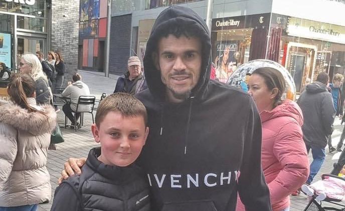 (Photo) Liverpool star with leg brace takes snap in city centre with a fan