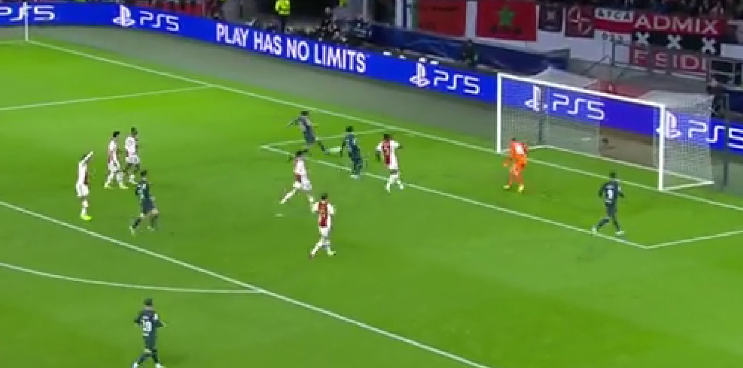 (Video) Liverpool fans won’t believe absolute sitter Nunez missed six yards out v Ajax