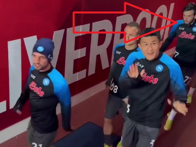 (Video) Kvaratskhelia’s instinctive reaction to seeing Liverpool crest floor decal en route to pitch