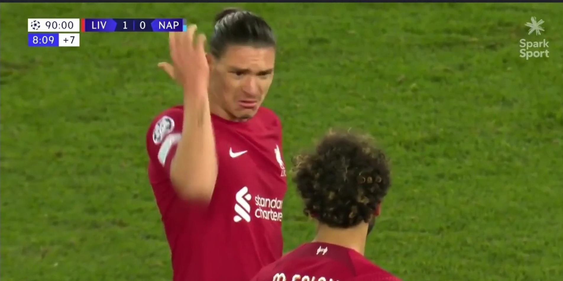 (Video) Hilarious clip of Nunez not understanding a word of what Salah tells him in extra-time surfaces