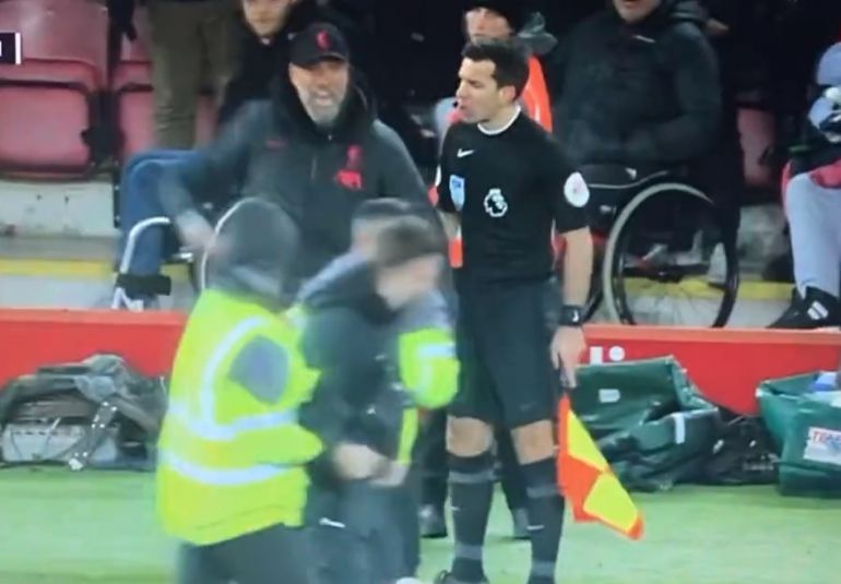 (Video) Klopp looks set to strangle LFC fan after injuring Robertson