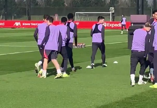 (Photo) Liverpool’s big ‘talent’ spotted in senior training; Klopp could hand him his debut vs Sparta