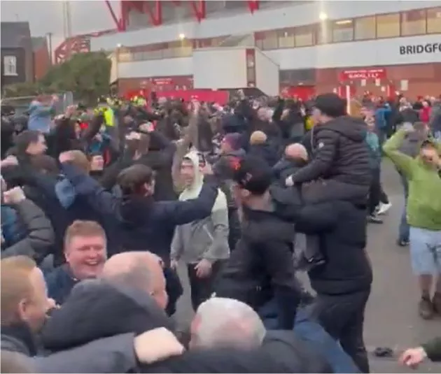 liverpool-fans-celebrate