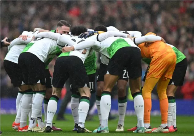 liverpool-players-huddle