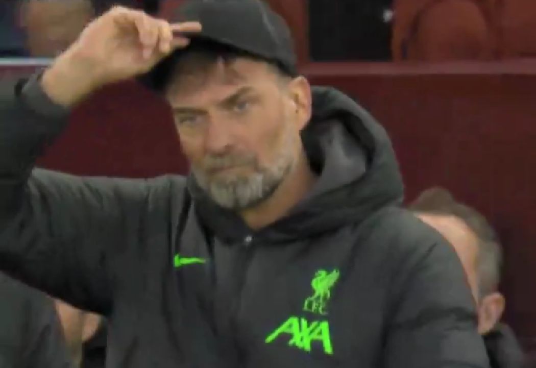 (Video) Watch what Klopp did on touchline after another bad Simon Hooper call