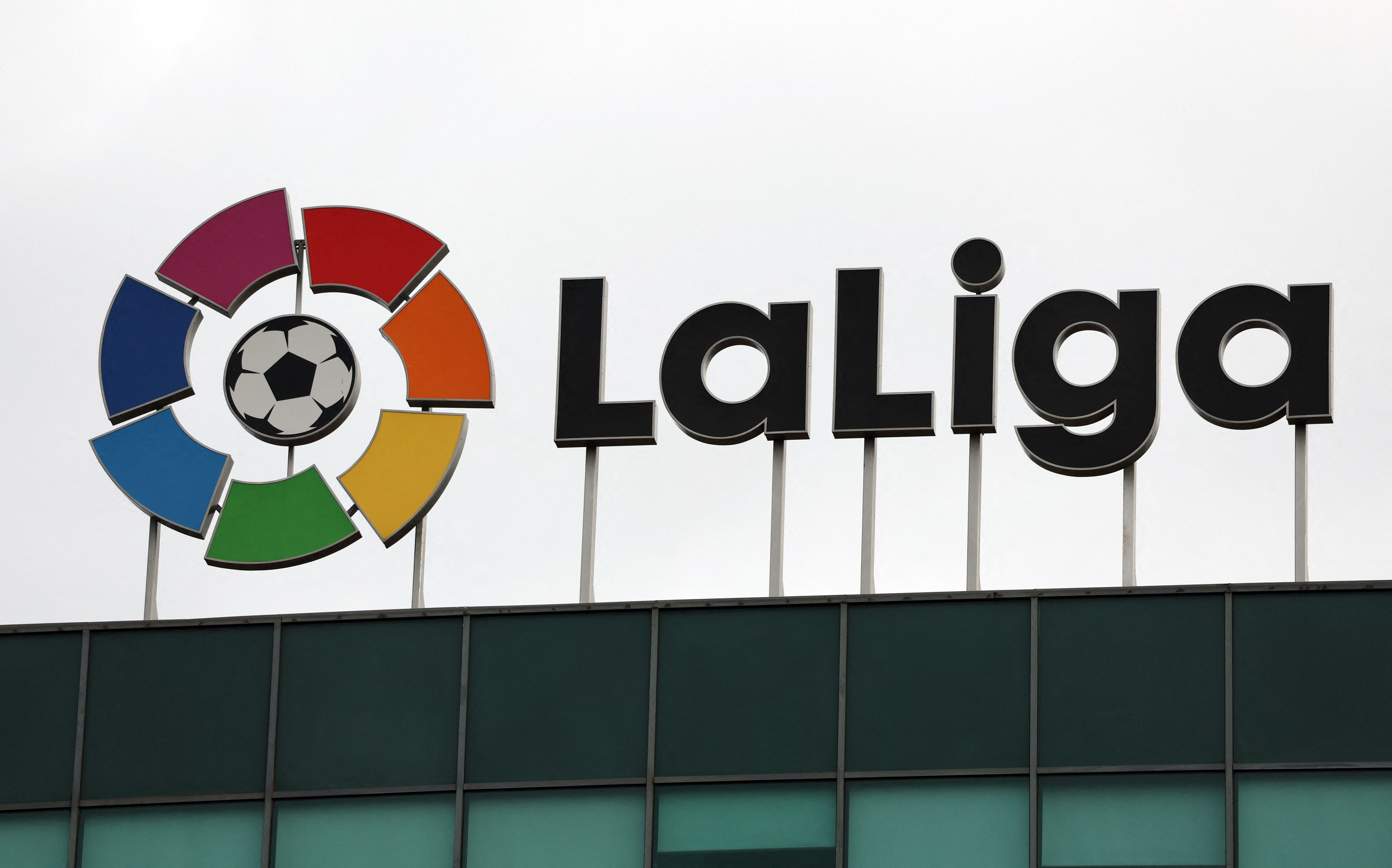 LaLiga giants make contact for one man who took Liverpool ‘from heavy metal to lift music’