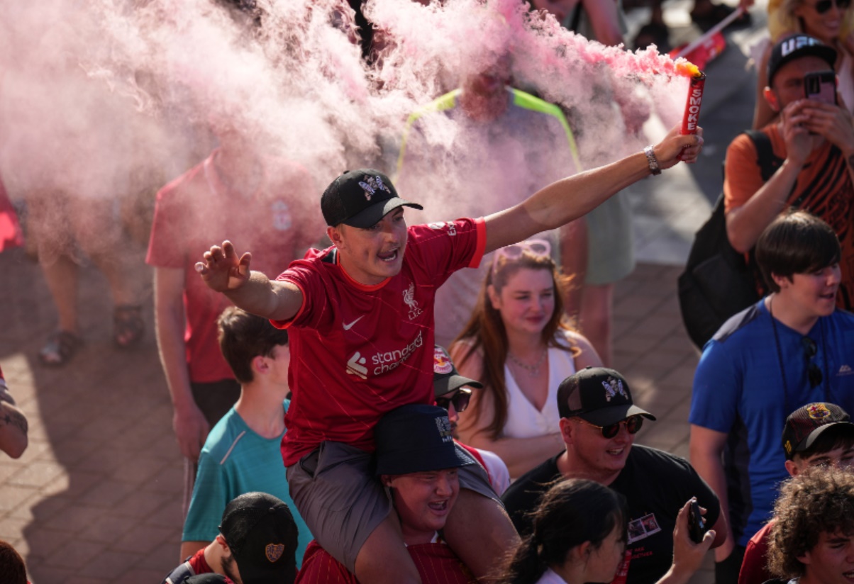 liverpool-fan-celebrates