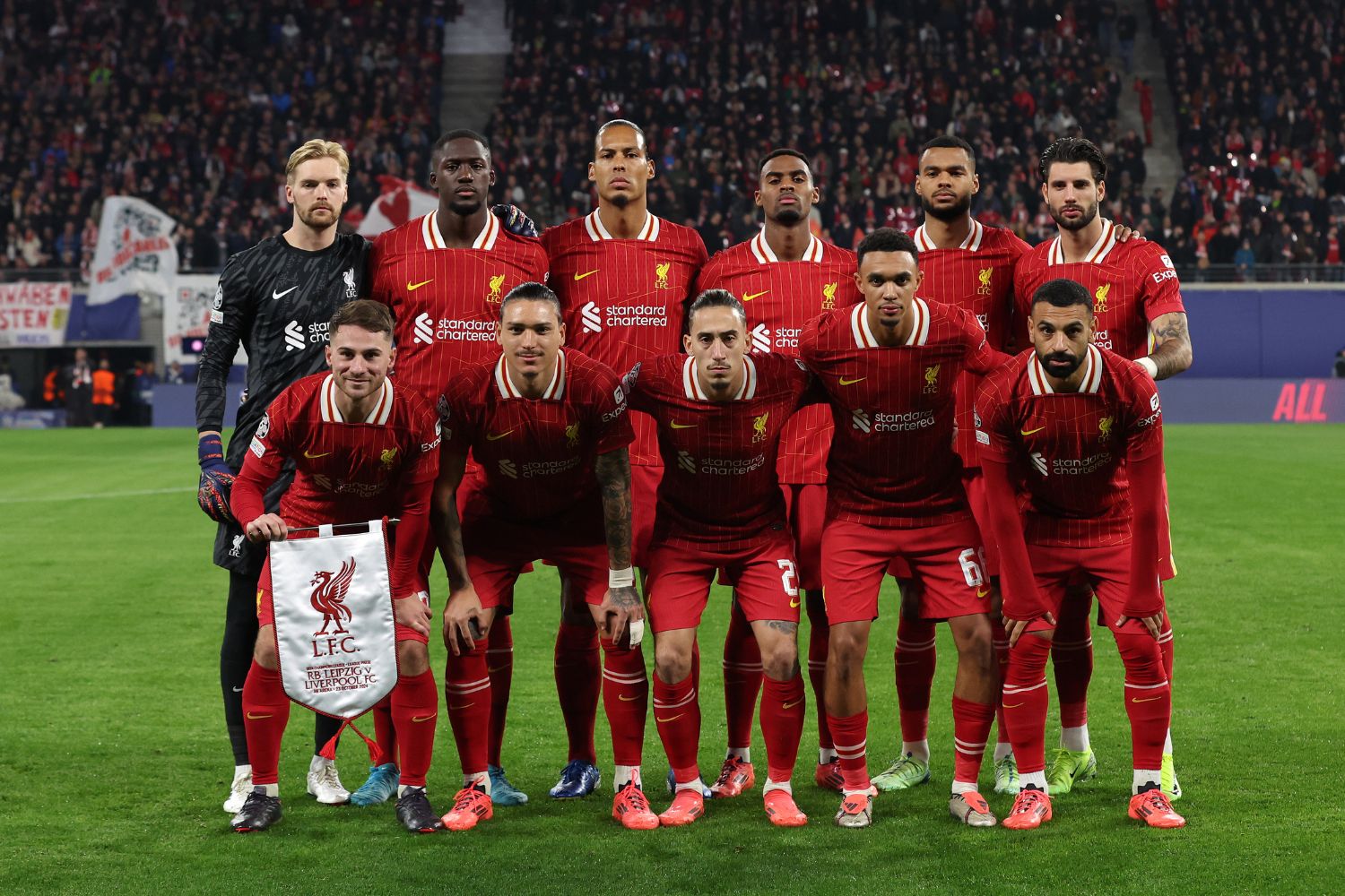 Kelleher poses with Liverpool team against RB Leipzig