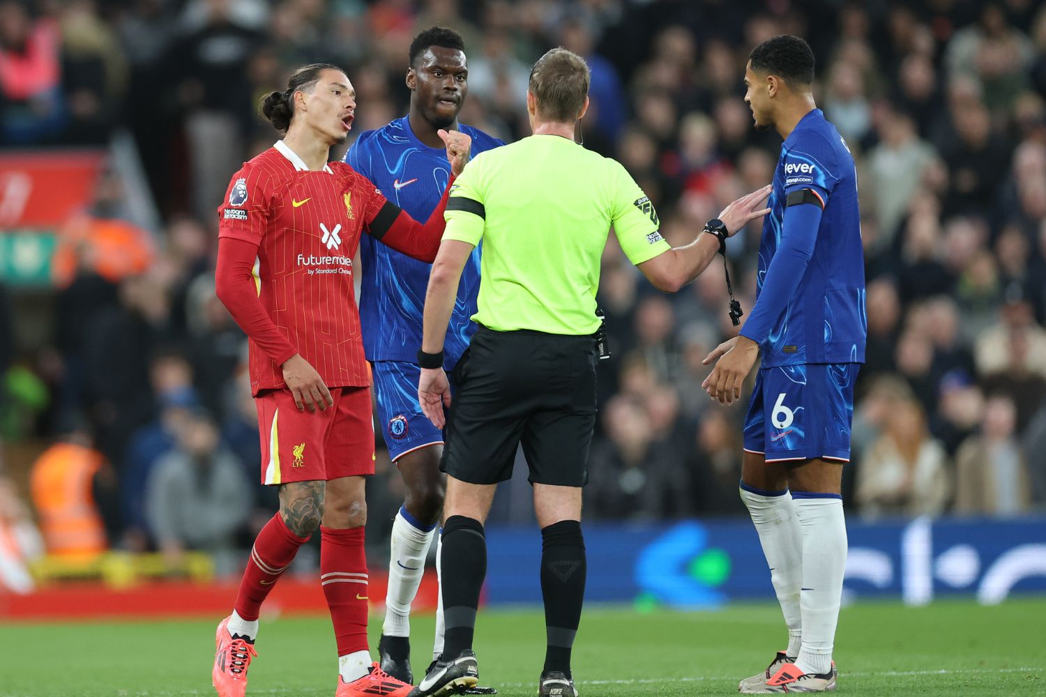 Darwin Nunez complains to referee about Benoit Badiashile