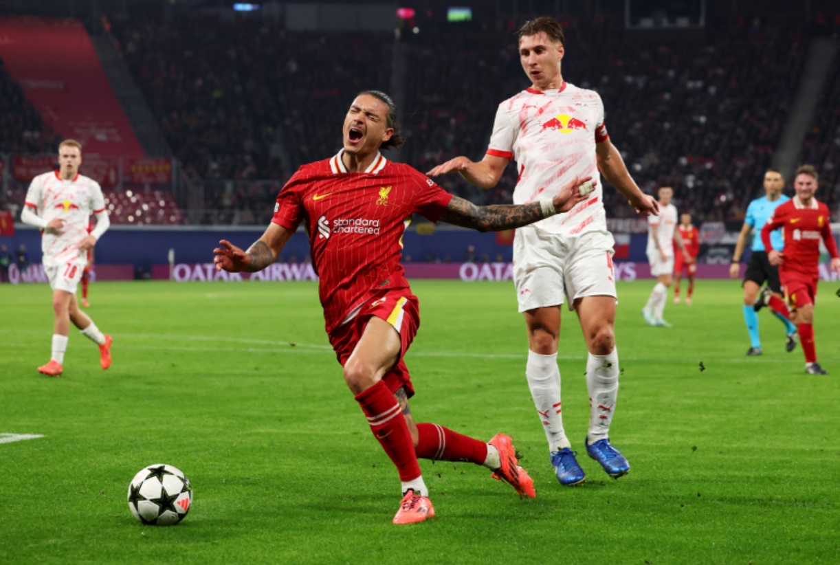 Darwin Nunez goes down after contact from Willi Orban