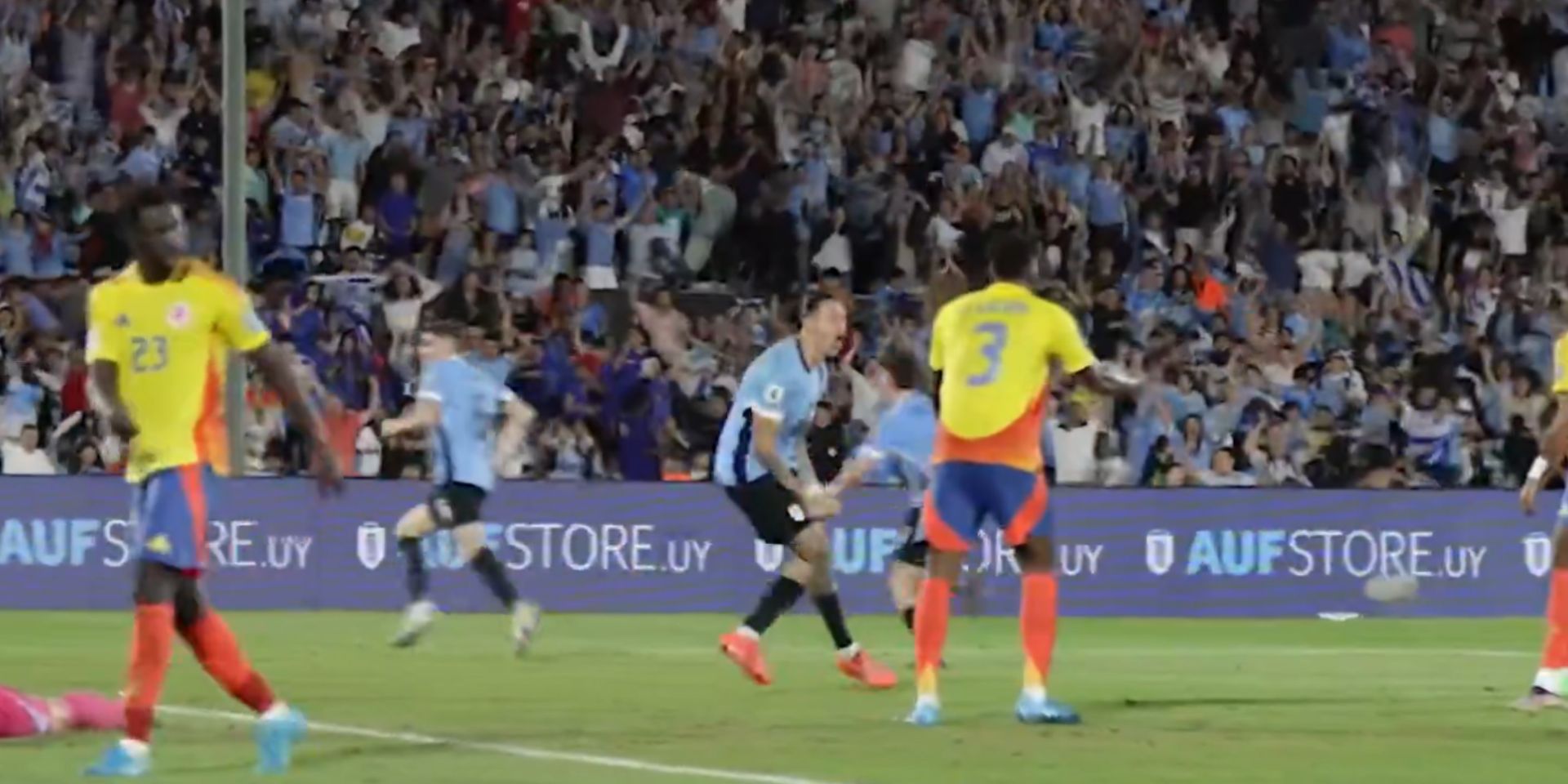 Darwin Nunez celebrates in front of Yerry Mina