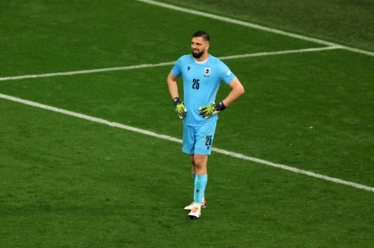 Giorgi Mamardashvili rescued a point for Georgia with an incredible double save