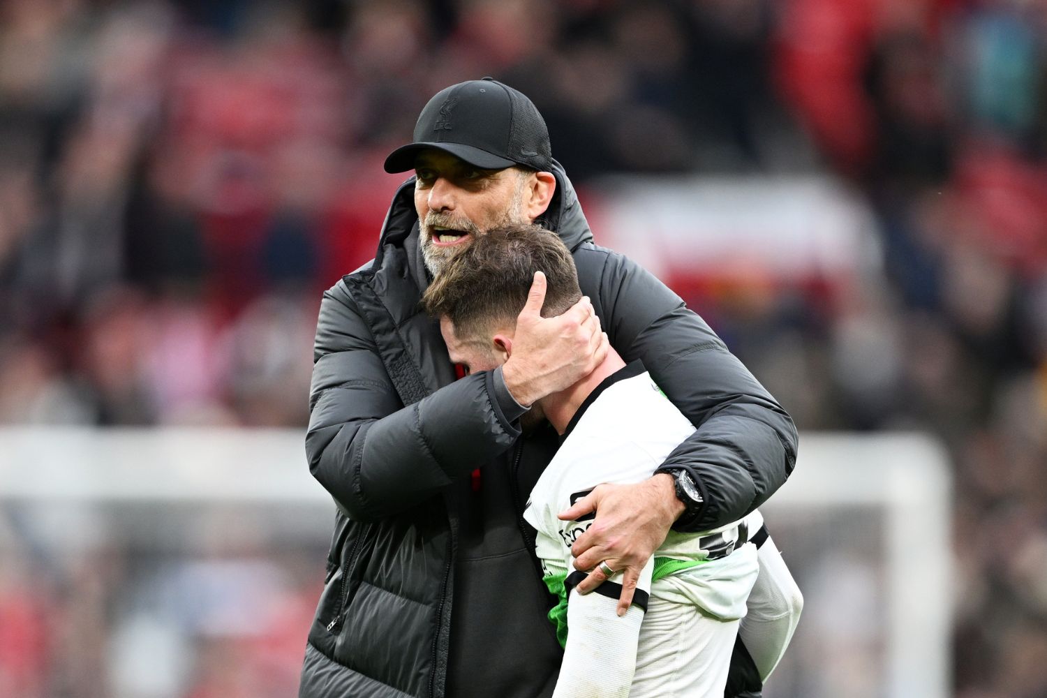 Jurgen Klopp embraces Alexis Mac Allister