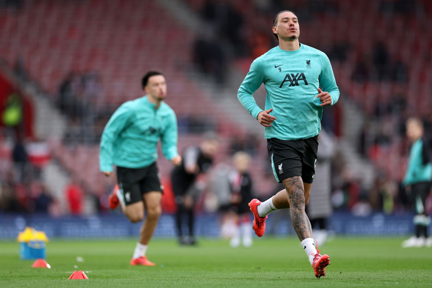 Darwin Nunez warms up for Liverpool against Southampton