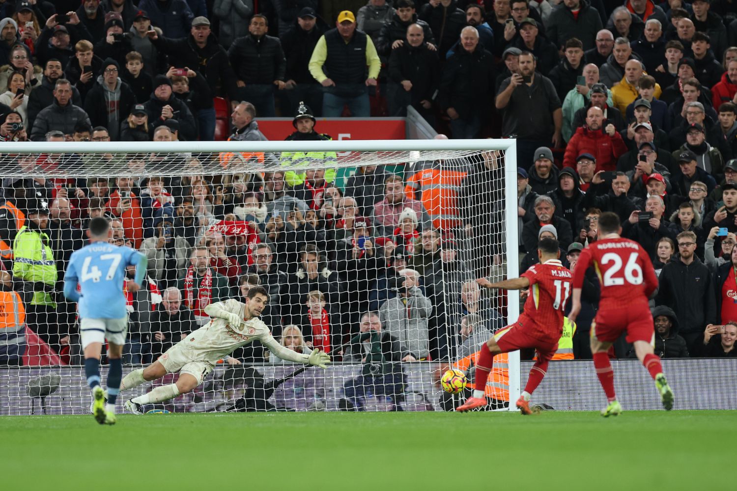 Salah scores a penalty for Liverpool against Man City