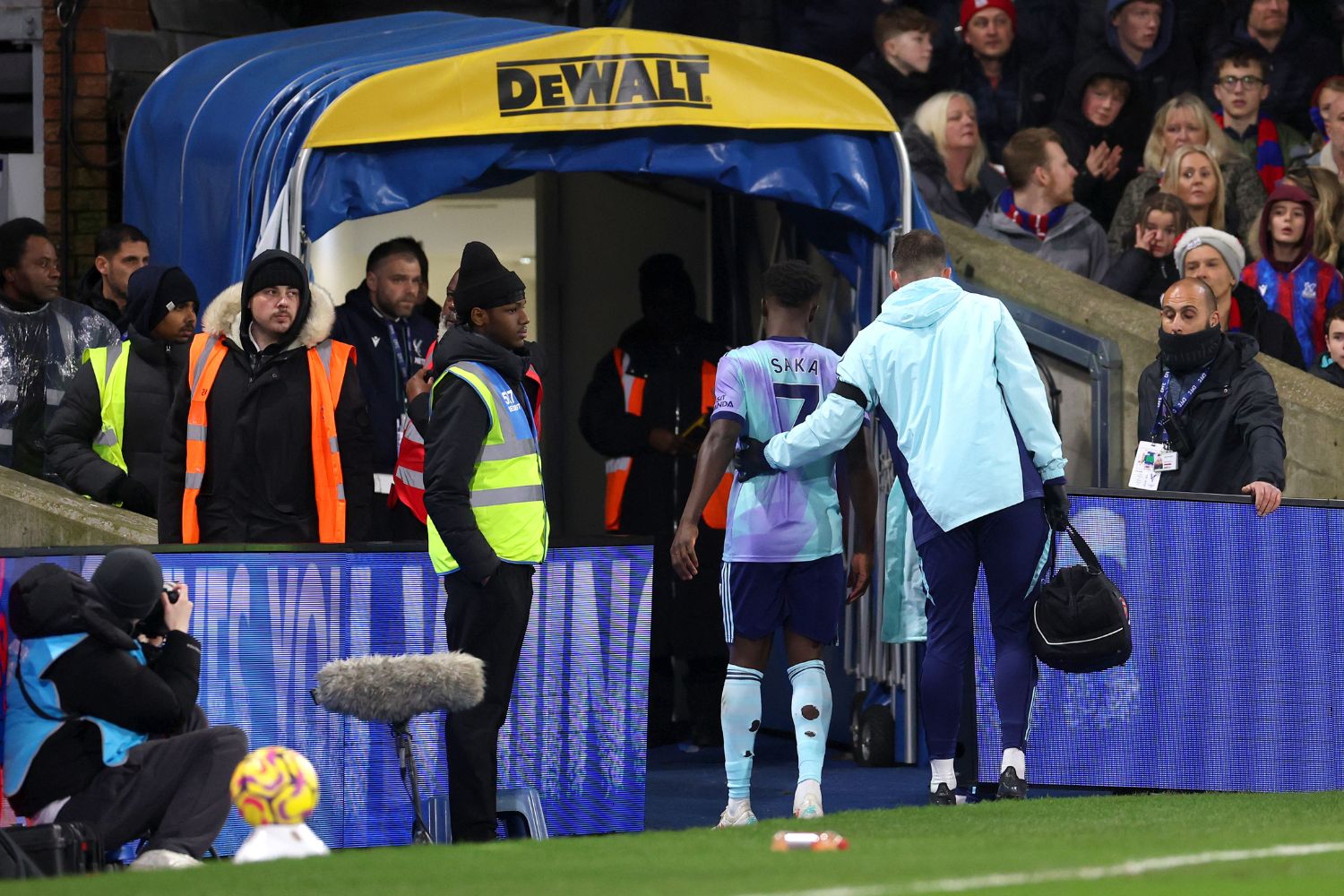 Bukayo Saka hobbles off the pitch for Arsenal