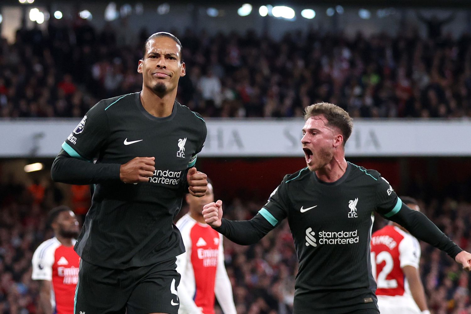 Alexis Mac Allister celebrates with Virgil van Dijk 
