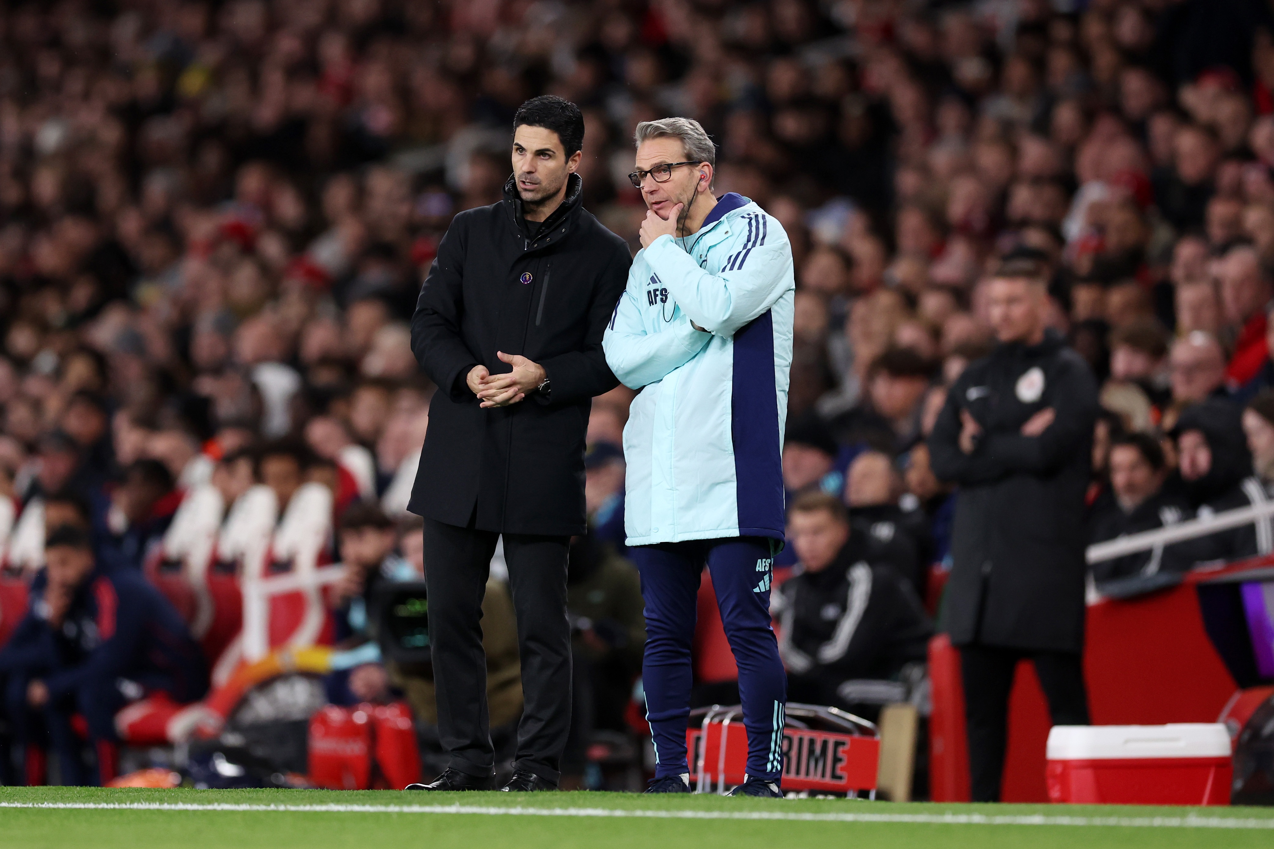 Arsenal manager Mikel Arteta in discussion with assistant manager Albert Stuivenberg.