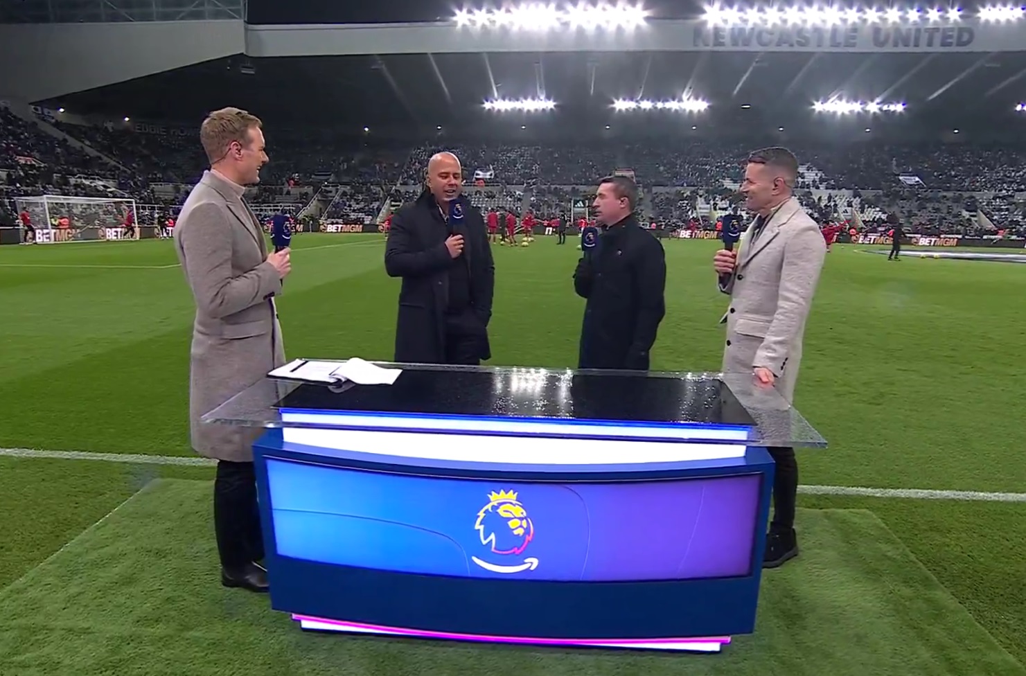 Arne Slot speaks with Shay Given at St James' Park.