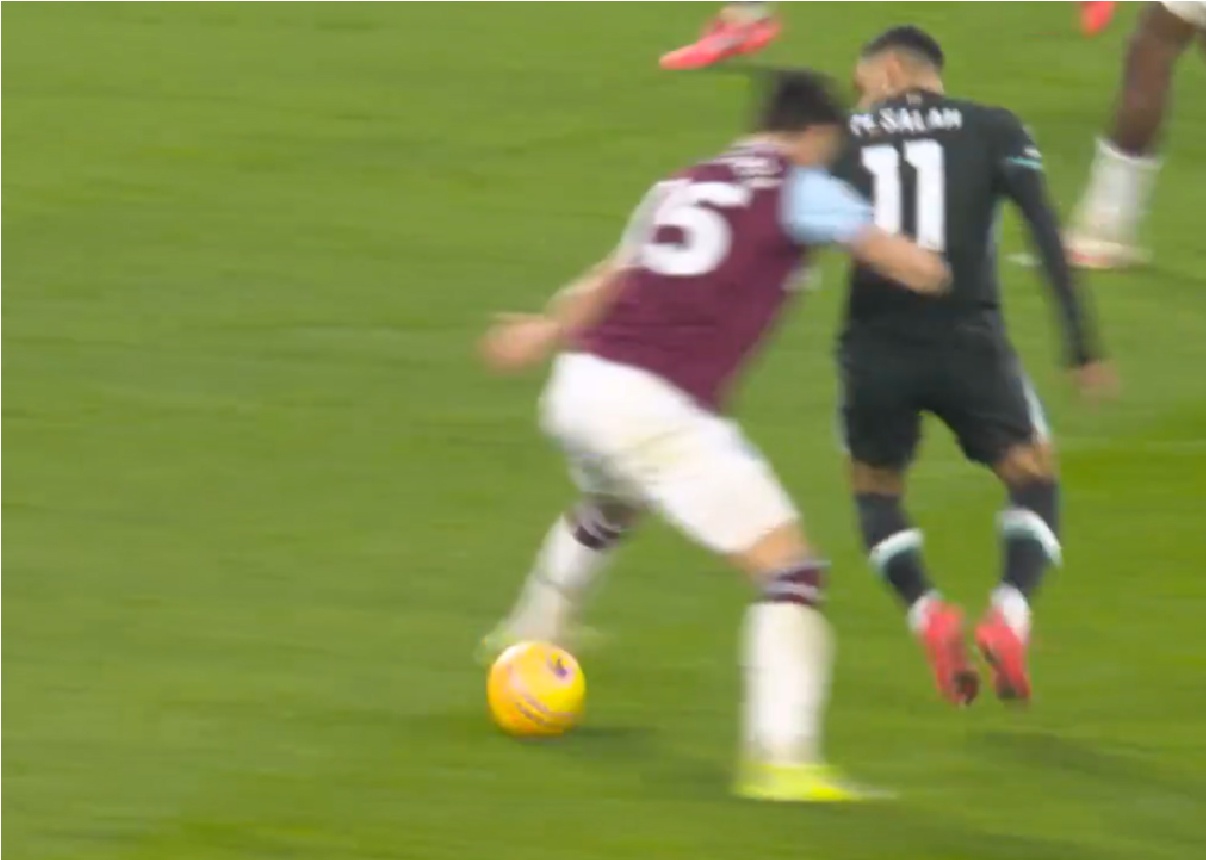 Mo Salah nutmegs Konstantinos Mavropanos in the lead-up to Cody Gakpo's goal against West Ham