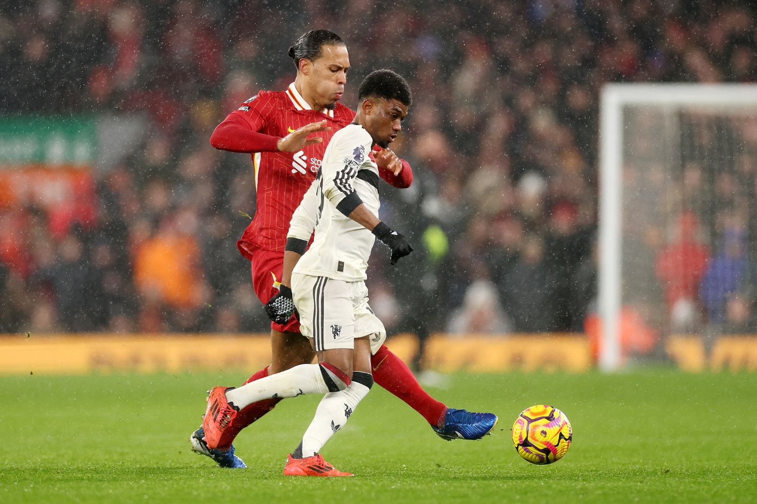 Virgil van Dijk plays against Manchester United