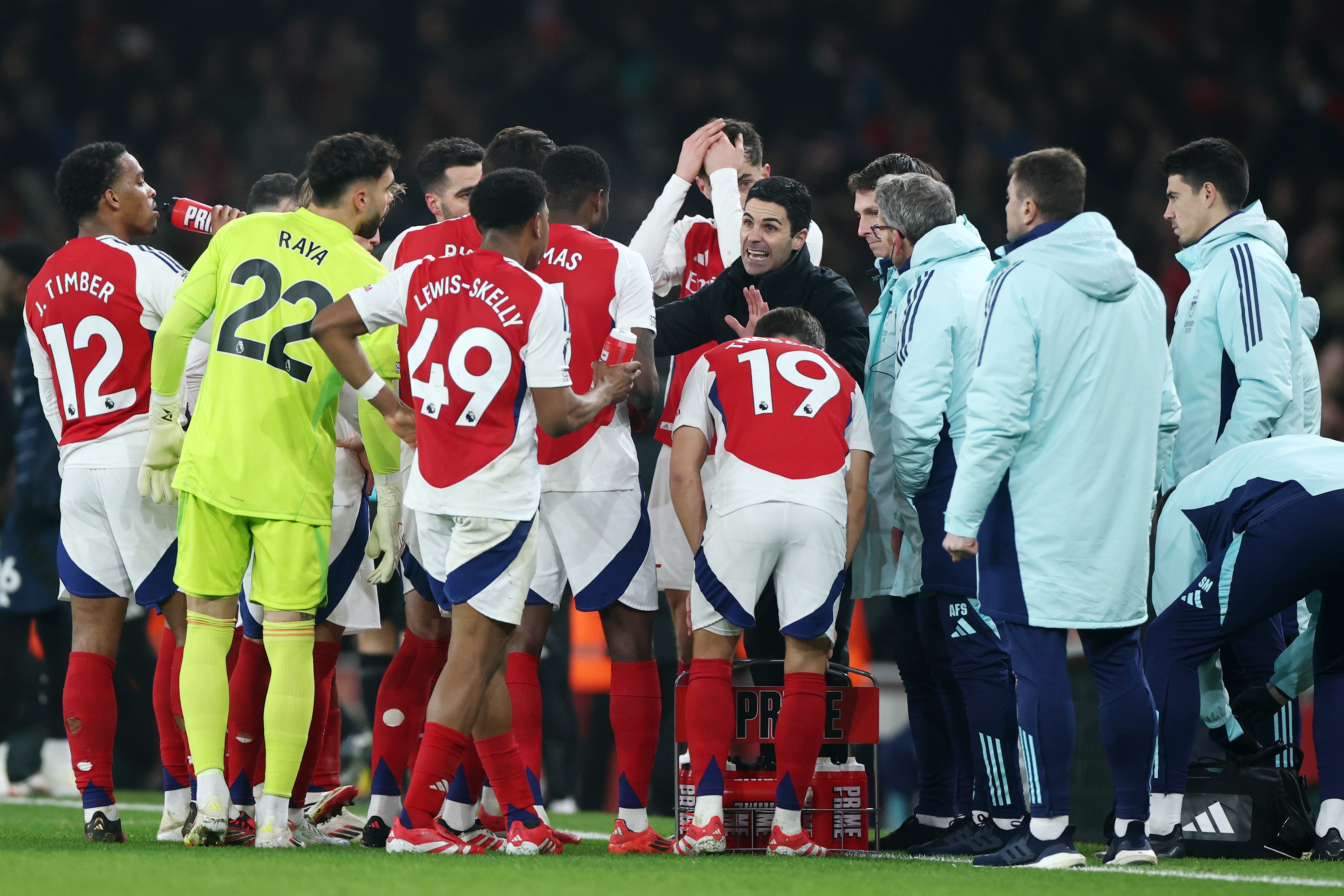 Mikel Arteta gathers his Arsenal players for a huddle.