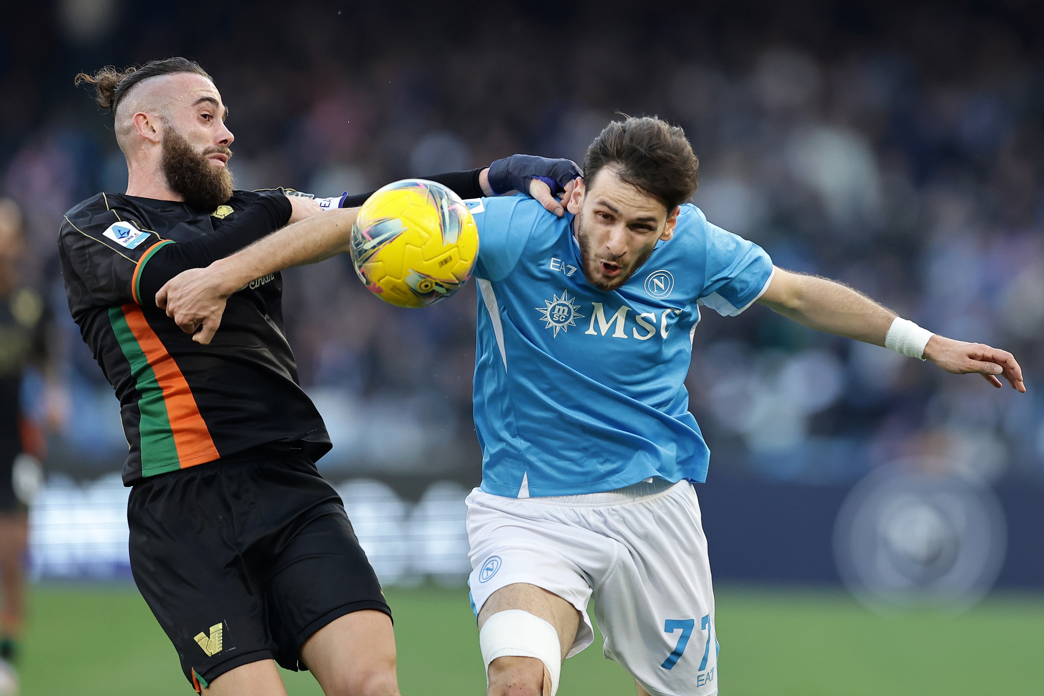 Khvicha Kvaratskhelia competes for an airborne ball against Venezia player.