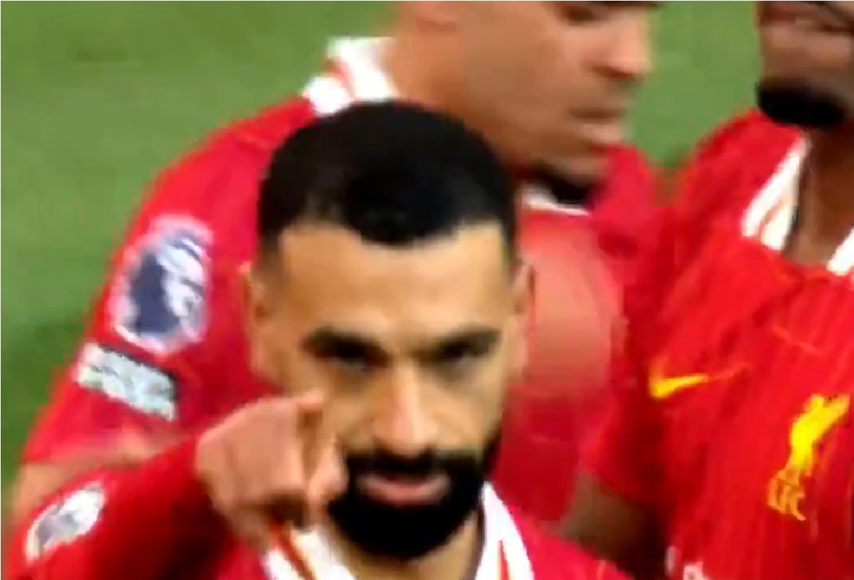 Mo Salah points towards Cody Gakpo to thank him for his assist
