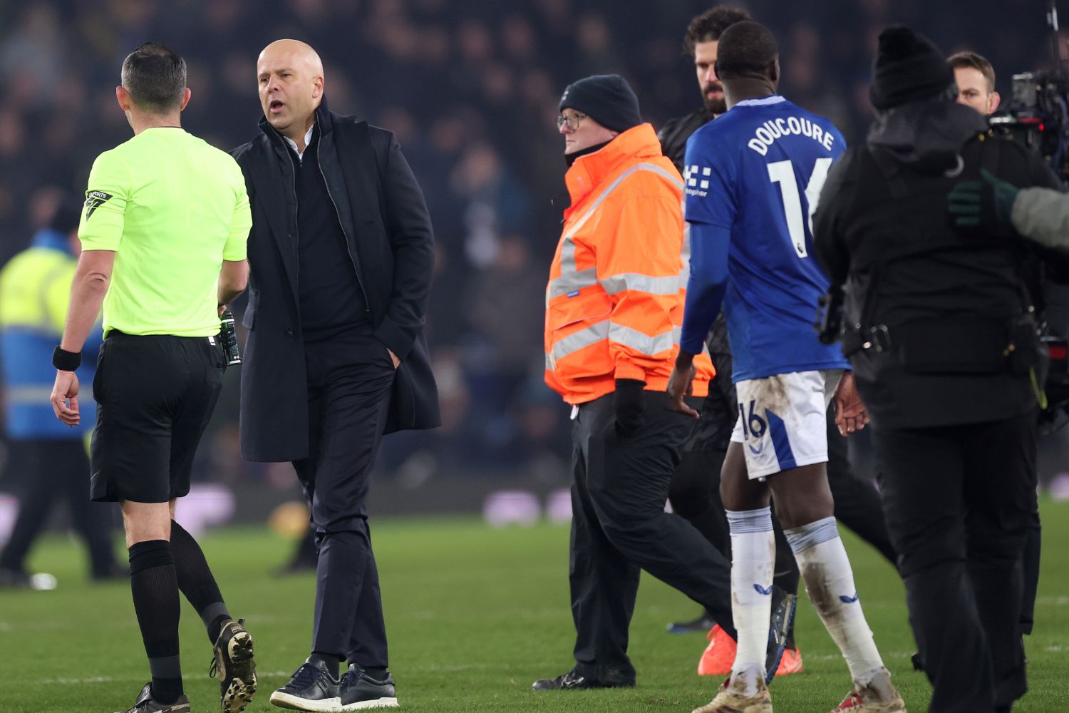 Arne Slot with Michael Oliver after the full-time whistle at Goodison Park