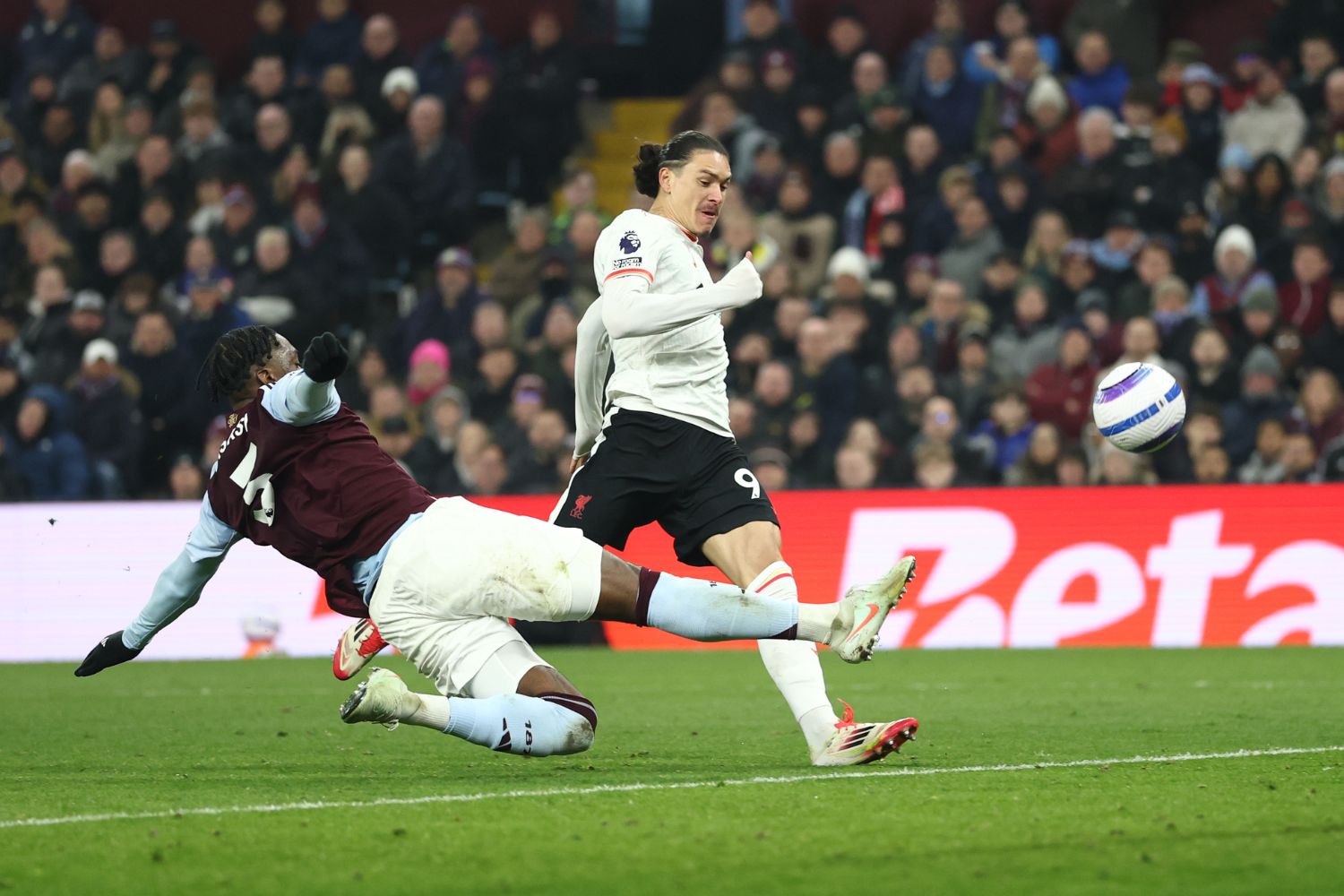 Darwin Nunez misses a big chance against Aston Villa