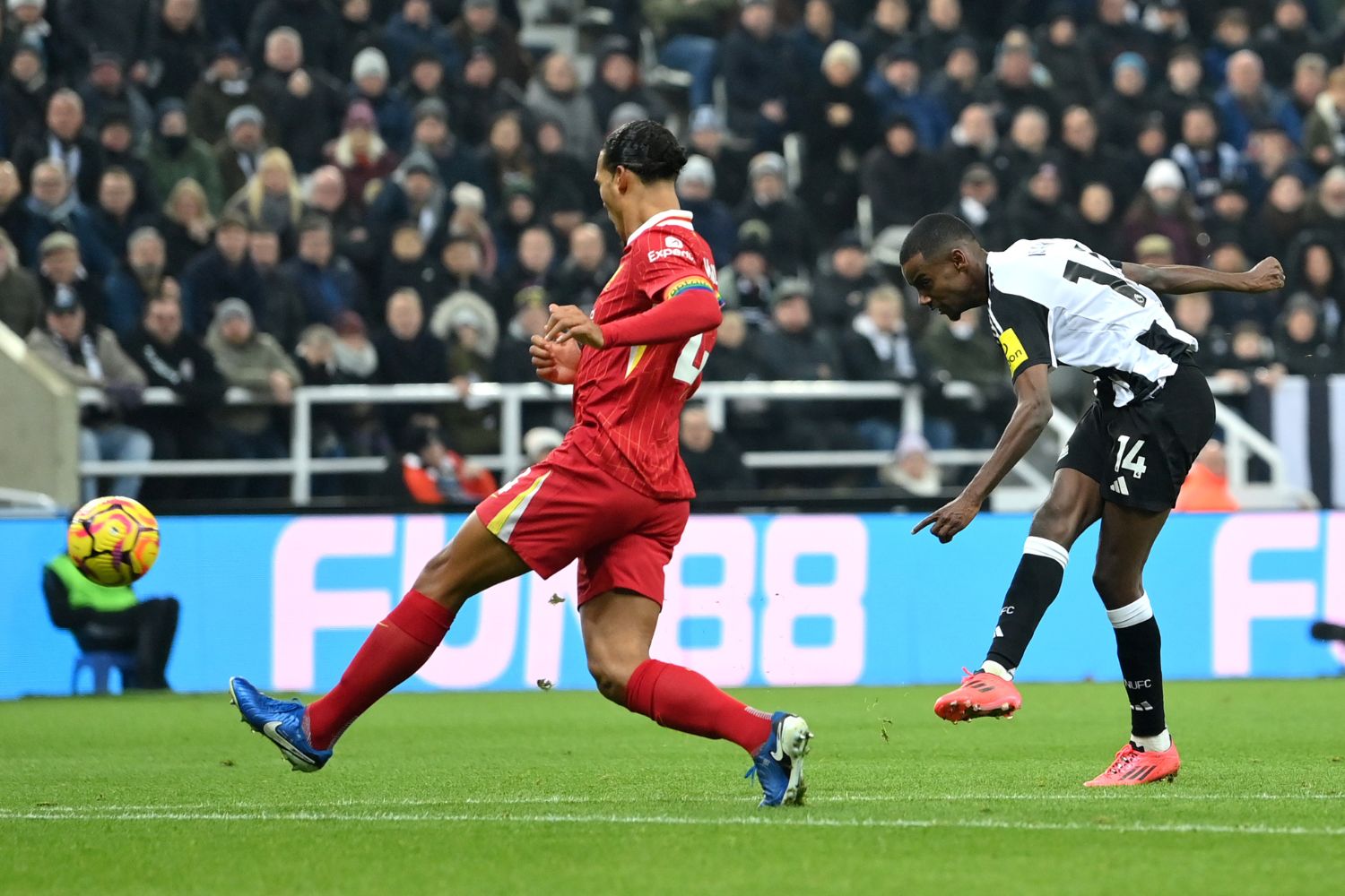 Alexander Isak in action for Newcastle United against Virgil van Dijk