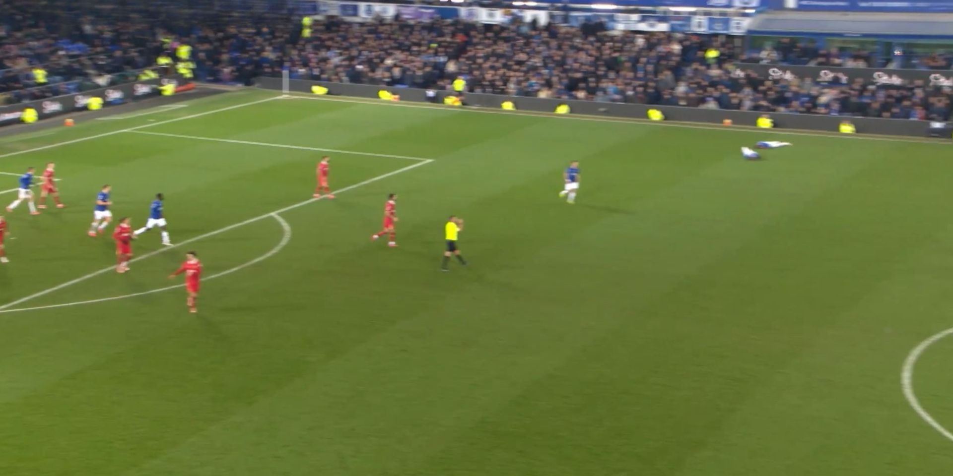 The moment two Everton players clashed heads against Liverpool