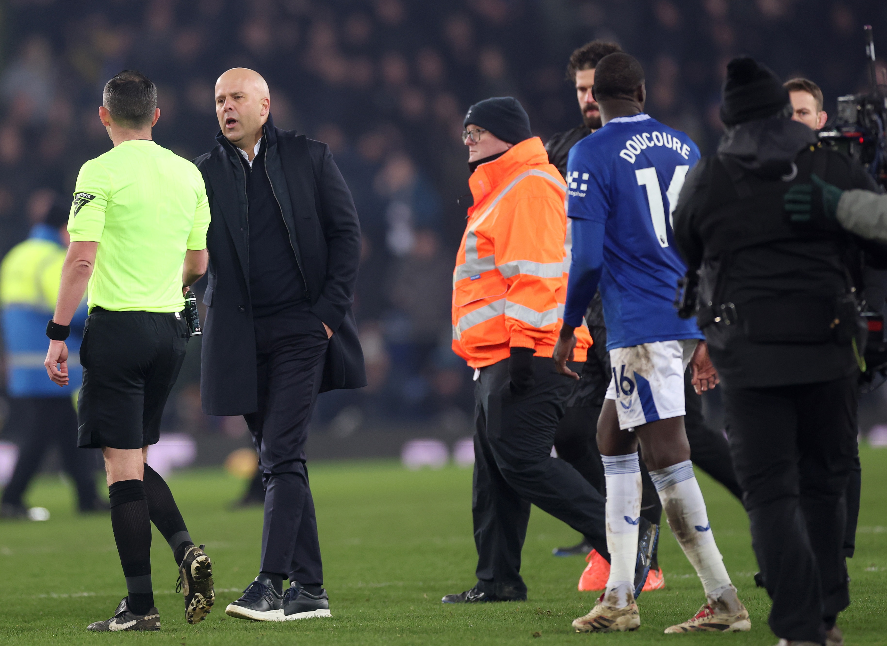 Arne Slot confronts Michael Oliver at Goodison Park.