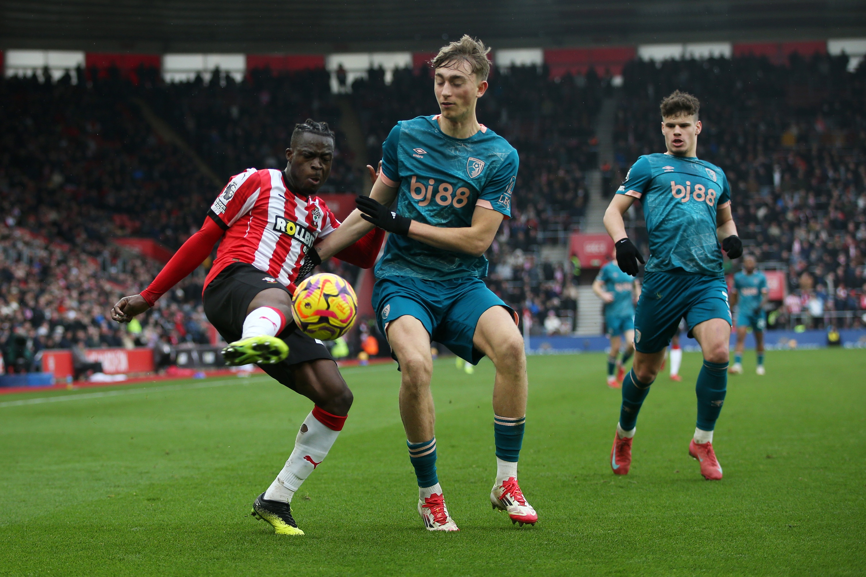 Dean Huijsen pressures Kamaldeen Sulemana during Bournemouth game.