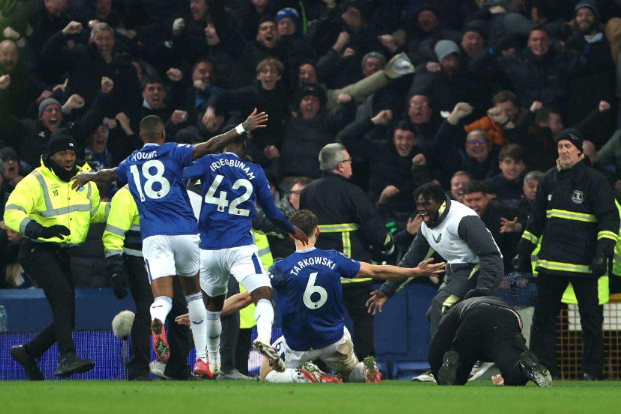 Everton players celebrate James Tarkowski's last-gasp derby equaliser