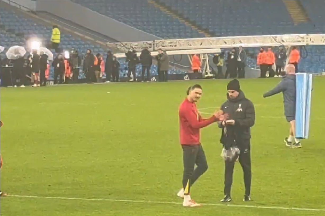 Darwin Nunez applauds the Liverpool fans after the win over Man City