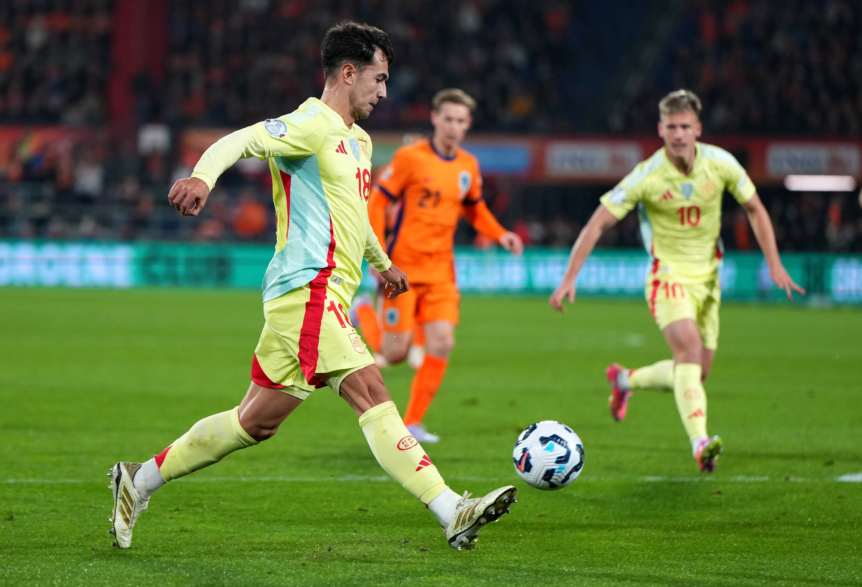 Martin Zubimendi plays a pass during Spain vs the Netherlands.