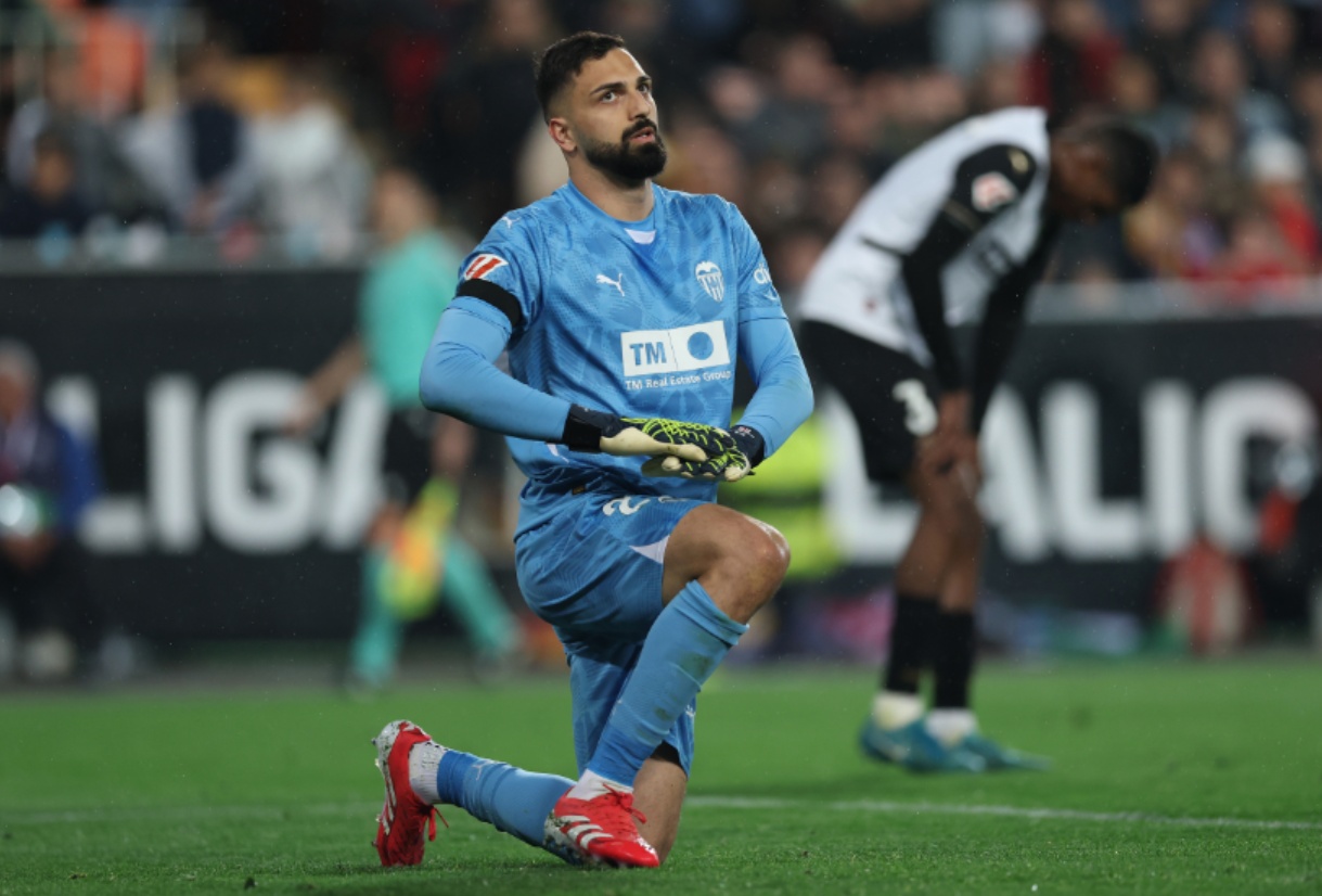 Giorgi Mamardashvili is enduring a difficult season at Valencia