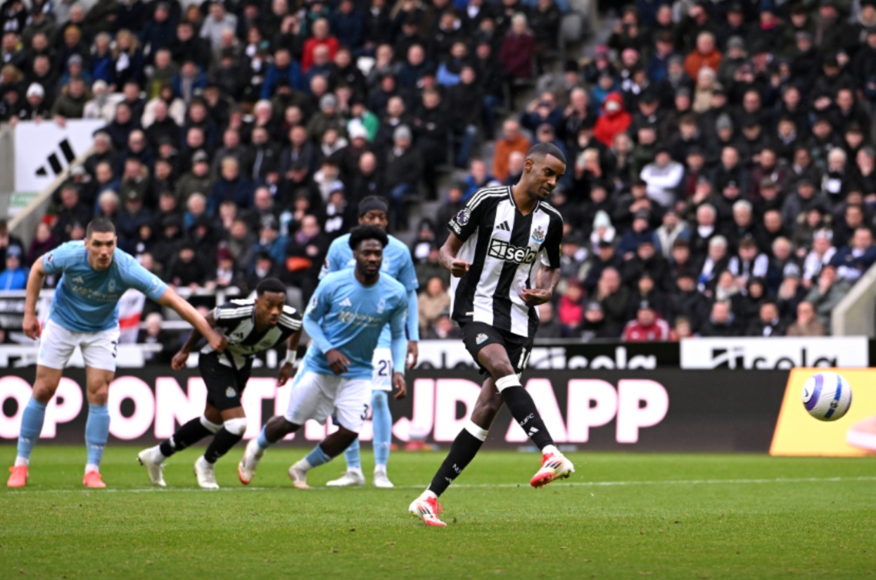 Stan Collymore has implored Liverpool to bring in Alexander Isak in place of Darwin Nunez