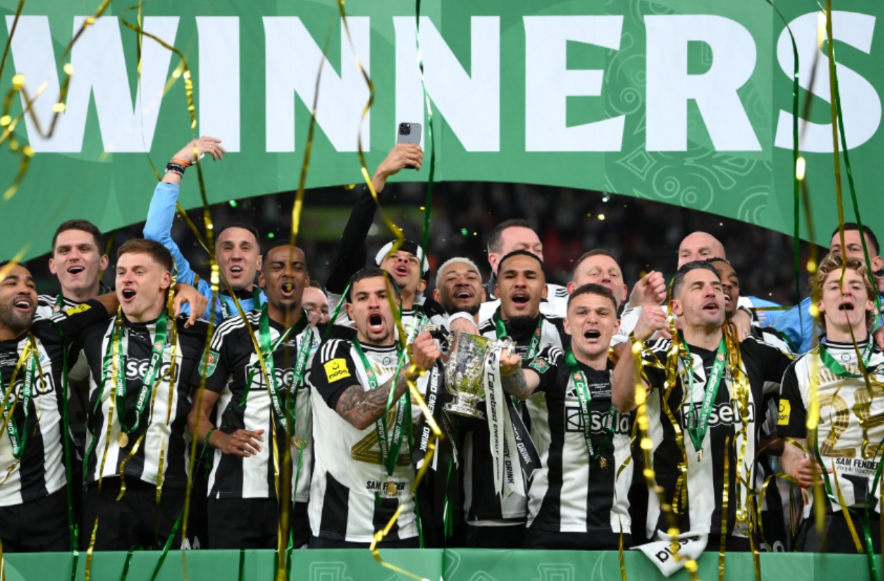 Newcastle celebrate winning the Carabao Cup final against Liverpool